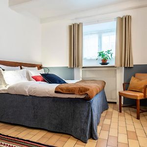 Kleine Kamer met een King Size Bed in de Kelder